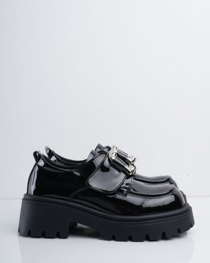 Zapatos negros de charol con herraje y correa plateada