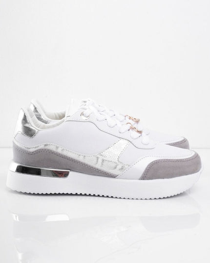 Tenis blancos con print y puntera gris