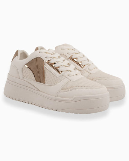 Tenis BEIGE con Detalles Metálicos