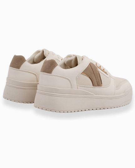 Tenis BEIGE con Detalles Metálicos