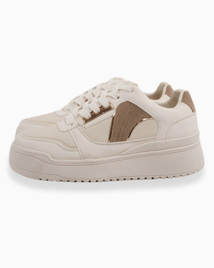 Tenis BEIGE con Detalles Metálicos