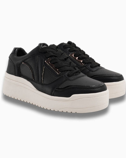 Tenis Negros con Detalles Metálicos