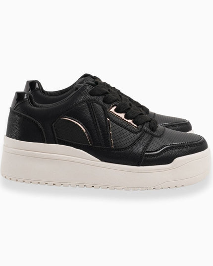 Tenis Negros con Detalles Metálicos