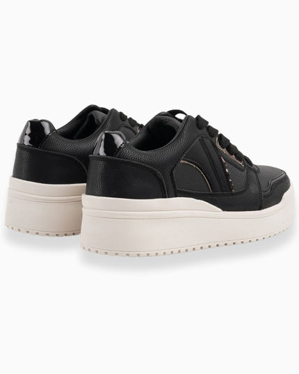 Tenis Negros con Detalles Metálicos