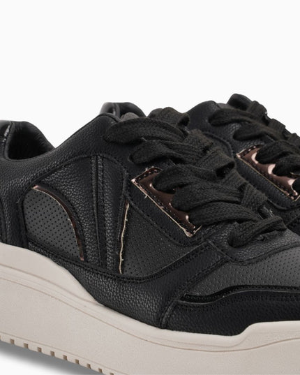 Tenis Negros con Detalles Metálicos