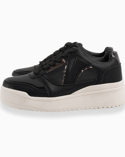 Tenis Negros con Detalles Metálicos