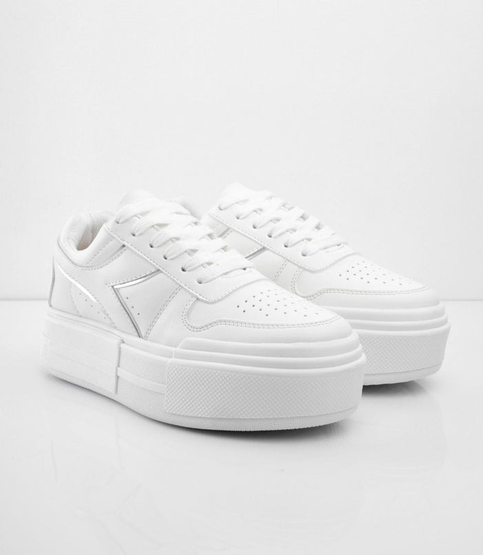 Tenis blancos con plataforma y líneas plateadas