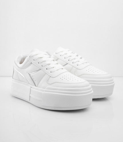 Tenis blancos con plataforma y líneas plateadas