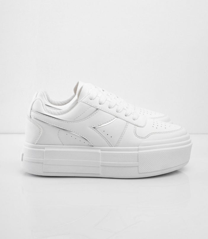 Tenis blancos con plataforma y líneas plateadas