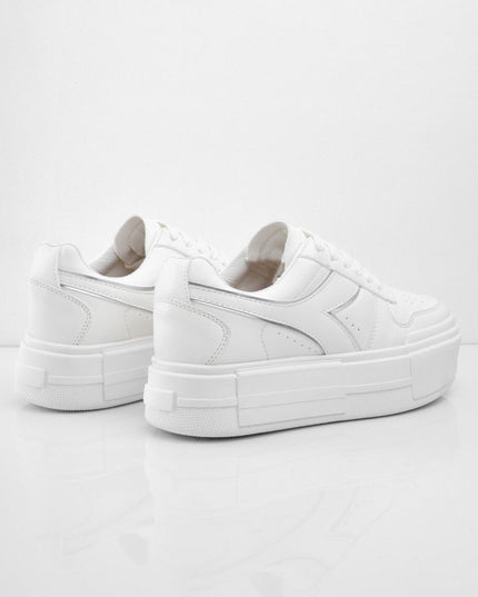 Tenis blancos con plataforma y líneas plateadas