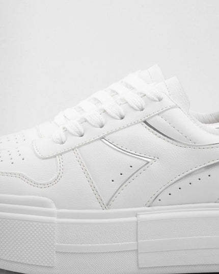 Tenis blancos con plataforma y líneas plateadas