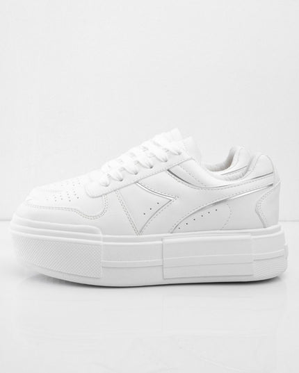 Tenis blancos con plataforma y líneas plateadas