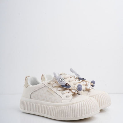 Tenis blancos con beige y accesorios