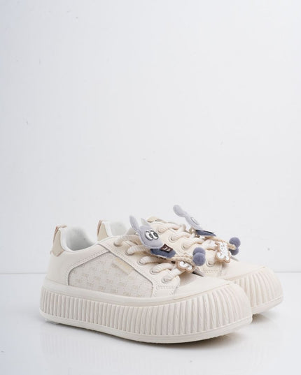 Tenis blancos con beige y accesorios