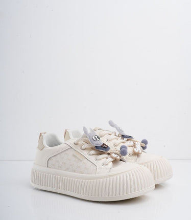 Tenis blancos con beige y accesorios