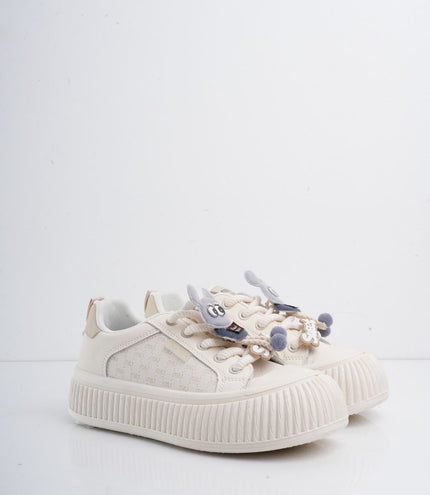 Tenis blancos con beige y accesorios