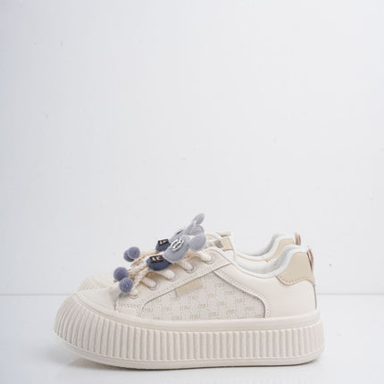 Tenis blancos con beige y accesorios