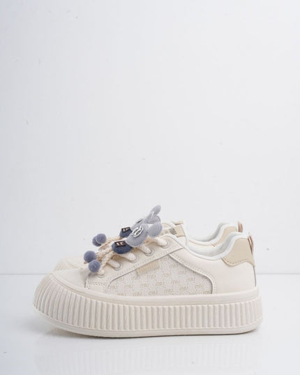 Tenis blancos con beige y accesorios
