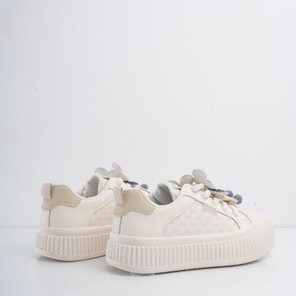 Tenis blancos con beige y accesorios
