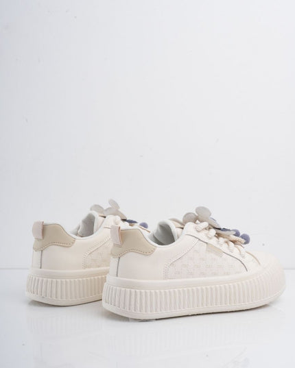 Tenis blancos con beige y accesorios