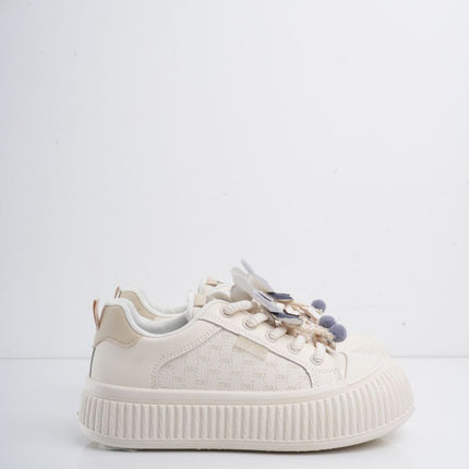 Tenis blancos con beige y accesorios