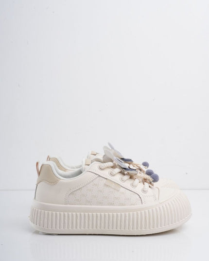 Tenis blancos con beige y accesorios