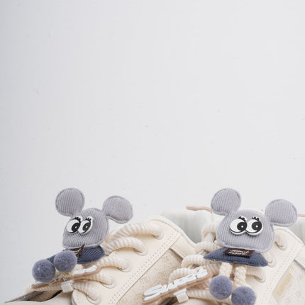 Tenis blancos con beige y accesorios