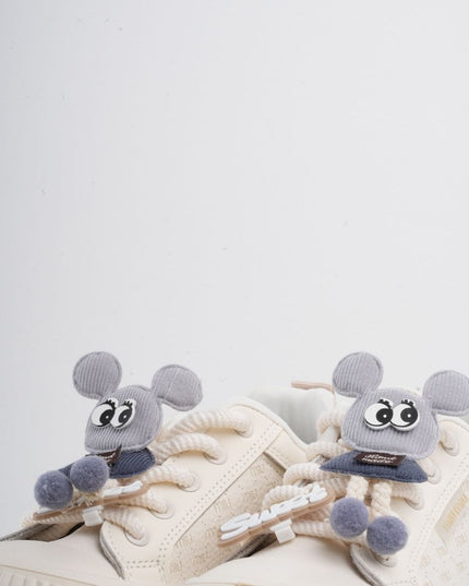 Tenis blancos con beige y accesorios