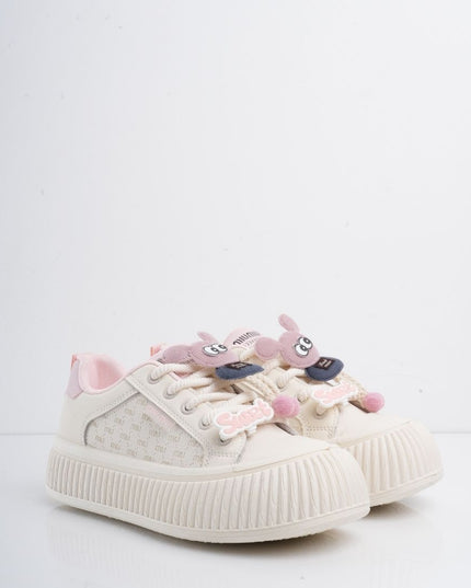 Tenis blancos con rosa y accesorios
