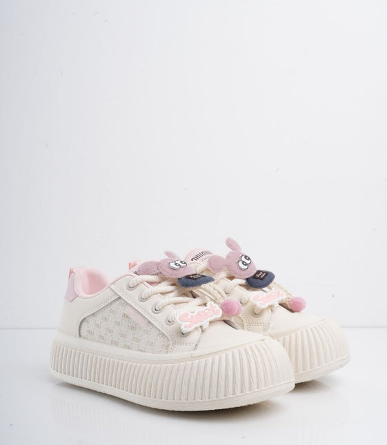 Tenis blancos con rosa y accesorios