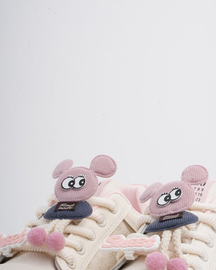 Tenis blancos con rosa y accesorios