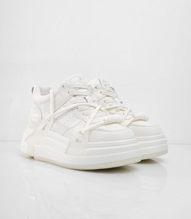 Tenis blancos con plataforma y diseño
