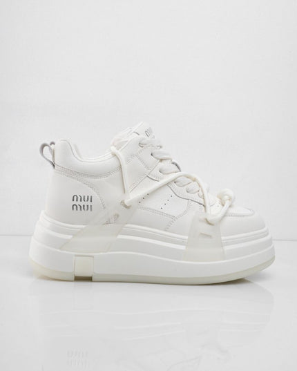 Tenis blancos con plataforma y diseño