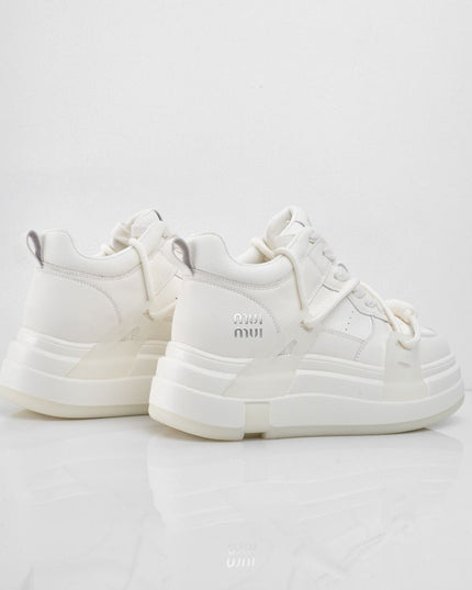 Tenis blancos con plataforma y diseño