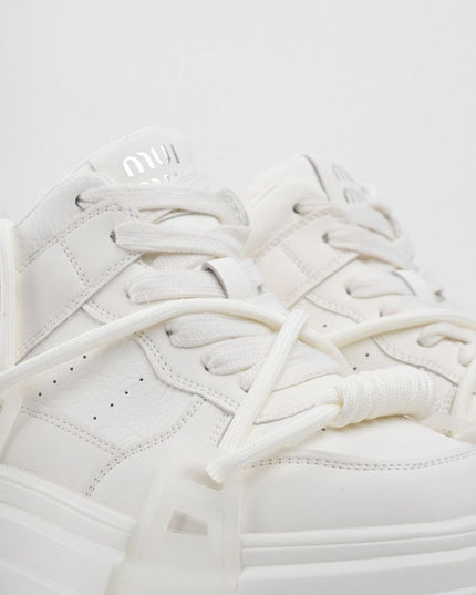 Tenis blancos con plataforma y diseño
