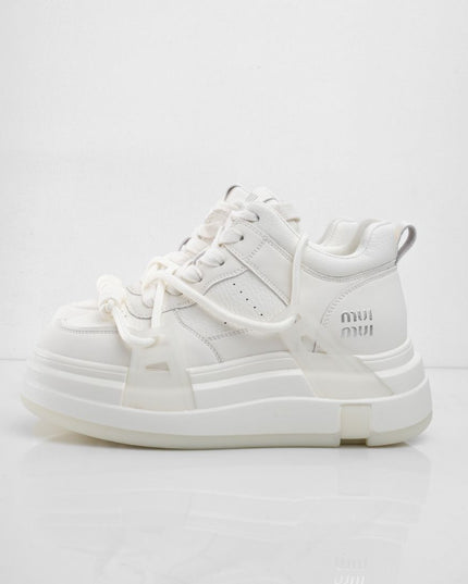 Tenis blancos con plataforma y diseño