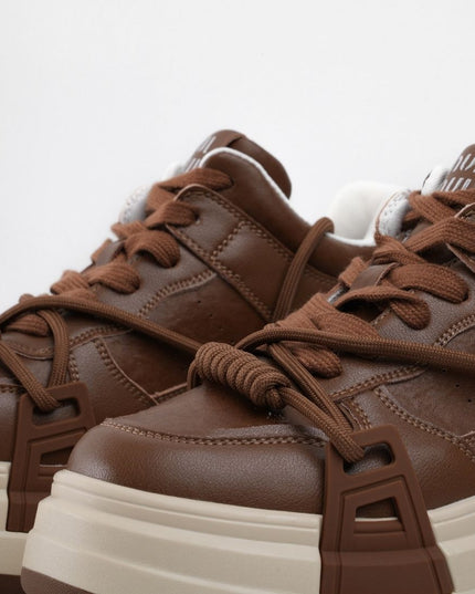 Tenis café con plataforma y diseño