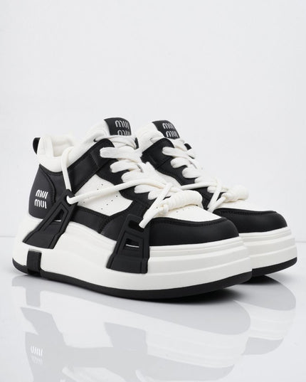 Tenis blancos con negro con plataforma y diseño