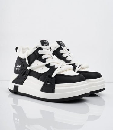 Tenis blancos con negro con plataforma y diseño