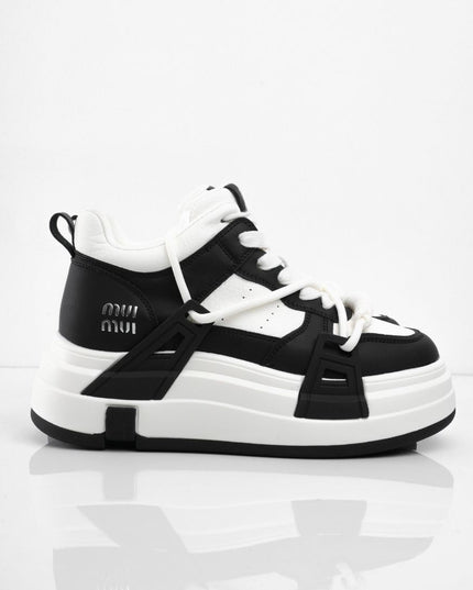 Tenis blancos con negro con plataforma y diseño