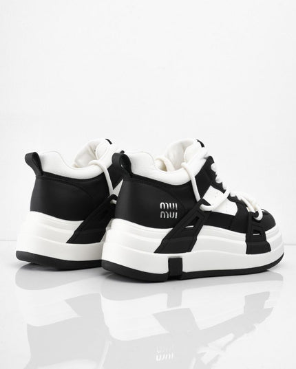 Tenis blancos con negro con plataforma y diseño