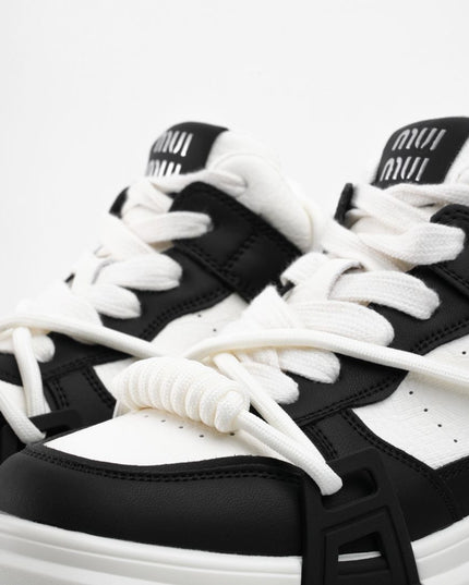 Tenis blancos con negro con plataforma y diseño