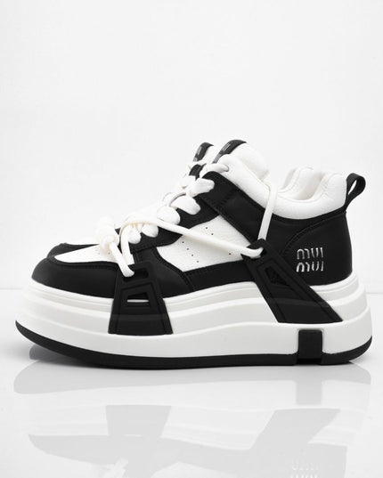 Tenis blancos con negro con plataforma y diseño