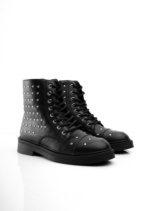 Botines negros bajos taches