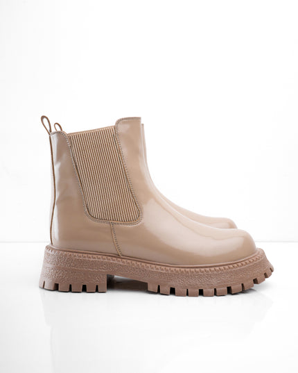 Botín charol beige con elástico