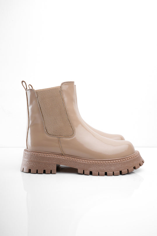 Botín charol beige con elástico