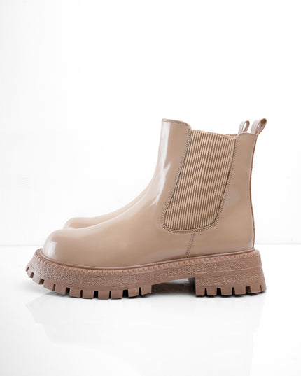 Botín charol beige con elástico