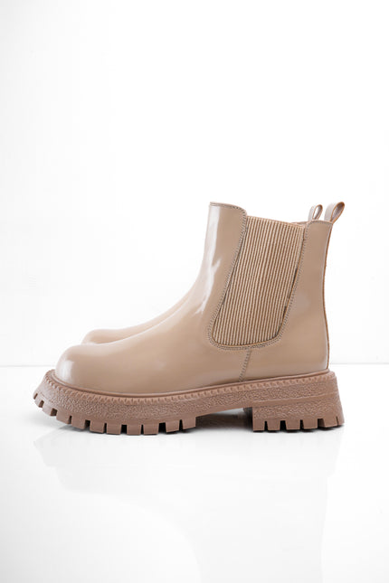 Botín charol beige con elástico