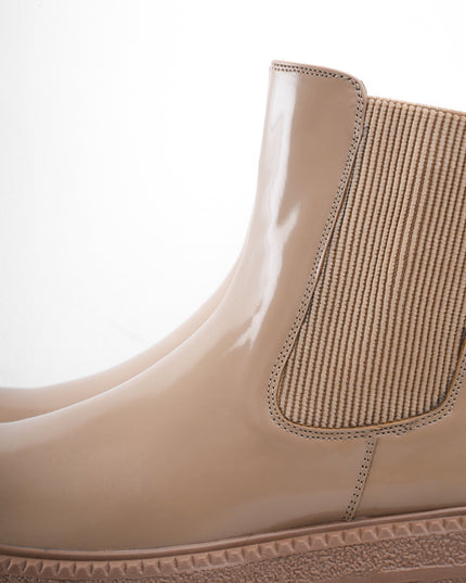 Botín charol beige con elástico