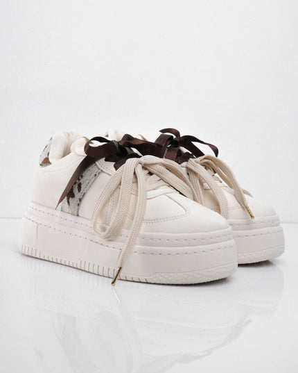 Tenis crema con plataforma y diseño animal print